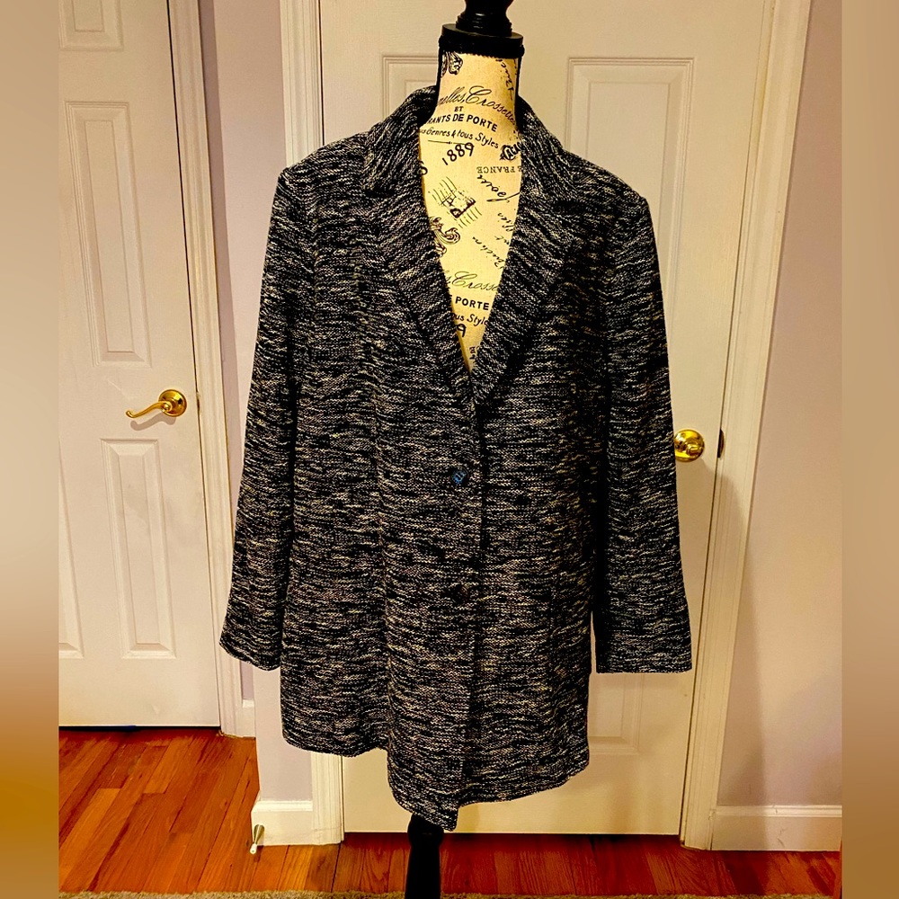 Talbots beautiful lined black/white 2 button blazer/jacket with pockets.